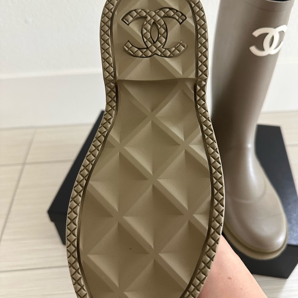 CHANEL Rain Boots NIB Auth - Picture 5 of 5